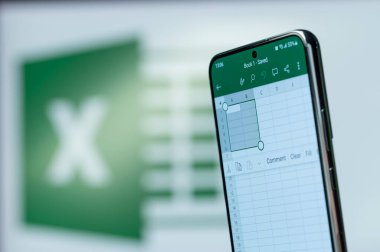 New York, ABD - 20 Ağustos 2023: Microsoft 'ta düzenleme belgesi bulanık logo arka planlı akıllı telefon ekran makrosu üzerindeki uygulamadan üstündür
