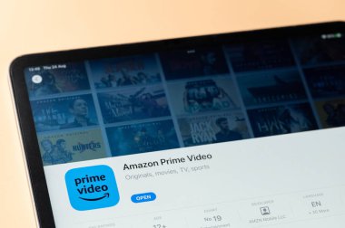 New York, ABD - 24 Ağustos 2023: İPad tablet ekranındaki Apple mağazasında Amazon Prime video uygulaması