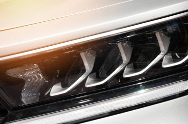 Modern arabanın farlarını kapat.