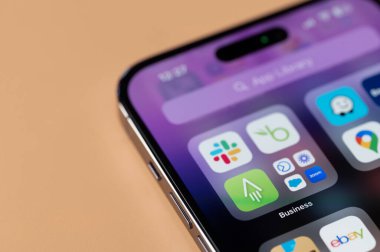 New York, ABD - 28 Ocak 2022: Akıllı telefon ekranında iPhone 14 'teki iş uygulamaları