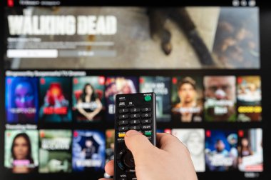 New York, ABD - 21 Şubat 2023: Netflix platform yayın servisinden uzaktan kumandalı video seçin