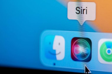 New York, ABD - 12 Nisan 2023: Macbook limanında açık Siri yardımcısı bilgisayar ekranında soru sormak için yakın görüş