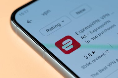 New York, ABD - 18 Nisan 2023: Akıllı telefon ekranında google mağazasında ExpressVPN simgesi