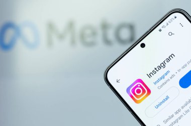 New York, ABD - 6 Ağustos 2023: Akıllı telefon ekranında Instagram uygulamasını aç