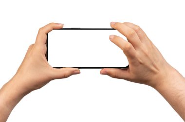 Beyaz stüdyo arka planında iki elle izole edilmiş bir telefon kullanmak.