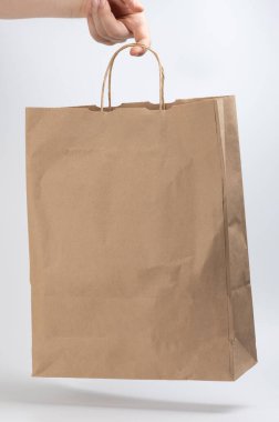 Beyaz stüdyo arka planında izole edilmiş kahverengi kağıt çanta.