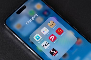 New York, ABD - 11 Aralık 2023: iphone akıllı telefon ekranındaki alışveriş uygulamaları