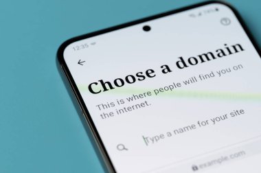 New York, ABD - 27 Temmuz 2023: Akıllı telefon ekranında yeni web sitesi için alan adı seçiliyor 