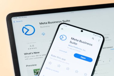 New York, ABD - 24 Ağustos 2023: Ipados 'ta Meta Business uygulaması ve akıllı telefon ve ipad ekranında google mağazası