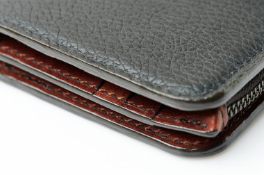 Siyah deri cüzdan makrosu üzerindeki dikişler yakın görünüm