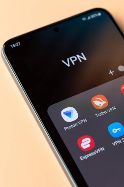 New York, ABD - 18 Nisan 2023: Akıllı telefon ekranındaki VPN uygulamaları
