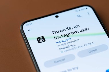 New York, ABD - 7 Temmuz 2023: Akıllı telefon ekranına başlıklar instagram uygulaması yükleniyor