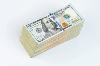 100 Amerikan doları yığını beyaz stüdyo arka planında izole edilmiş.