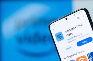 New York, ABD - 20 Ağustos 2023: Amazon video akış servisi uygulaması akıllı telefon ekranında bulanık logo arka planına yakın çekim