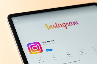 New York, ABD - 24 Ağustos 2023: IPad tablet ekranındaki Apple mağazasında Instagram uygulaması