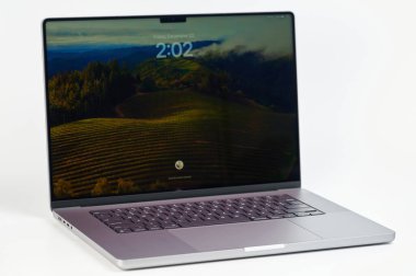 New York, ABD - 22 Aralık 2023: Sonoma OS ile yeni Macbook pro 'yu kilitle