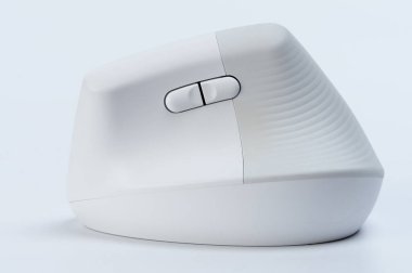 Stüdyo arka planında izole edilmiş bilgisayar ergonomik faresinin yan görünümü