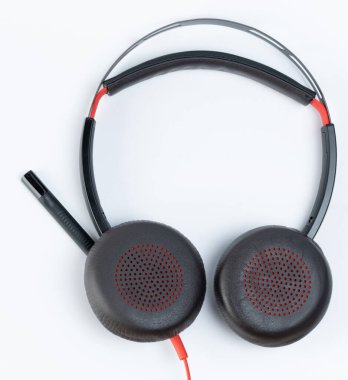 Stüdyo arka planında mikrofon olan profesyonel çağrı merkezi kulaklığı.