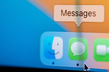 New York, ABD - 12 Nisan 2023: Macbook dokunda Apple aygıtını bilgisayar ekranında kapatmak için mesajlar uygulaması aç