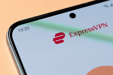 New York, ABD - 18 Nisan 2023: Akıllı telefon ekranındaki ExpressVPN uygulama menüsü