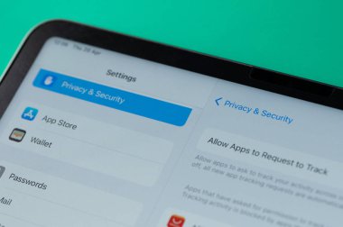 New York, ABD - 20 Nisan 2023: Laptop ekranında IpadO 'lar için gizlilik ve güvenlik oturumu