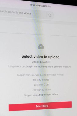 New York, ABD - 25 Nisan 2023: Laptop ekranından TikTok 'a yüklenecek dosyaları seçin 