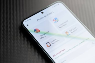 New York, ABD - 26 Nisan 2023: Akıllı telefon ekranında ESIM uygulamasından bir numara seçin 