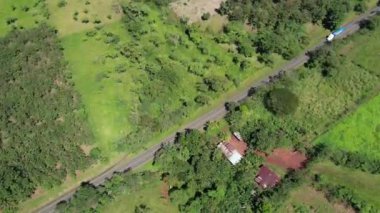 Boş kargo kamyonu tarım arka planında asfalt yola çıkıyor