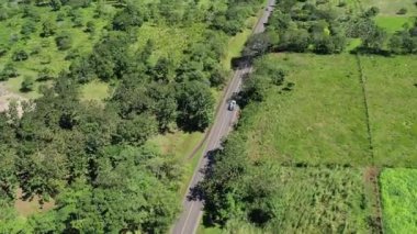 Güzel hava aracı manzaralı, küçük kamyonlu otoban yolu.