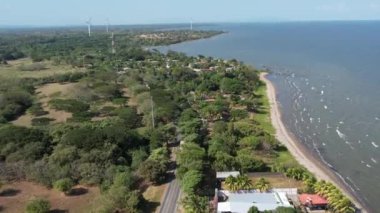 Göl insansız hava aracı manzarasının yanındaki Orta Amerika yolu.