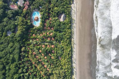 Ntaural Beach arka planında bir otel. Hava aracı üst görüntüsü.