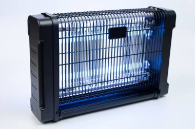Elektrik lambası böcek kapanı görünümü beyaz stüdyo arka planında izole