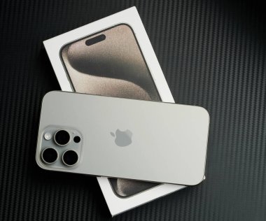 New York, ABD - 23 Ocak 2024: Apple Iphone maksimum 15 profesyonel siyah stüdyo arka planında kutunun üzerinde yatıyordu