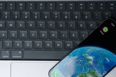 New York, ABD - 20 Şubat 2024: Klavye arka planlı iphone akıllı telefon ekranı için Apple fitness uygulaması