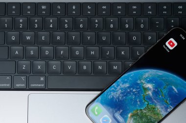 New York, ABD - 20 Şubat 2024: Klavye arka planlı iphone akıllı telefon ekranı için Youtube uygulaması