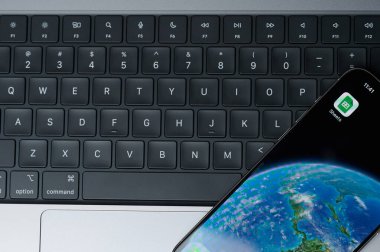 New York, ABD - 20 Şubat 2024: Klavye arka planlı iphone akıllı telefon ekranı için Google sayfa uygulaması