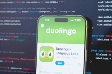 New York, ABD - 23 Şubat 2024: Duolingo bulanık kod programlama arka planında iPhone ekranında