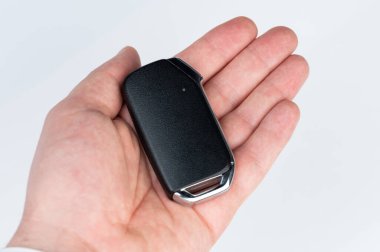 Modern araba anahtarı avuç içi makroda. Yakın çekim görüntüsü izole edilmiş.