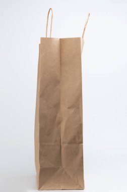 Geri dönüşümlü kağıt çanta yan görünümü beyaz stüdyo arka planında izole