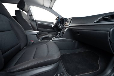 Ön panelli ve izole pencereli yolcu koltuğu