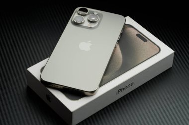New York, ABD - 23 Ocak 2024: New Apple Iphone 15 profesyonel akıllı telefon görüşü