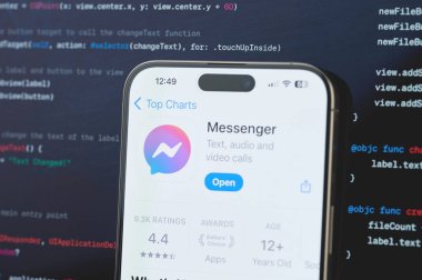New York, ABD - 23 Şubat 2024: Bulanık kod programlama arka planında iPhone ekranında Facebook kuryesi