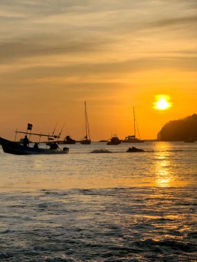 Okyanus körfezinde günbatımı düşük güneş arka planlı