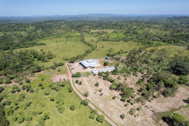 Çiftlik ambarı, yeşil arazide hava aracı manzaralı.