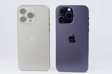 New York, ABD - 20 Ocak 2024: Iphone 15 pro maksimum 14 arka plan karşılaştırması