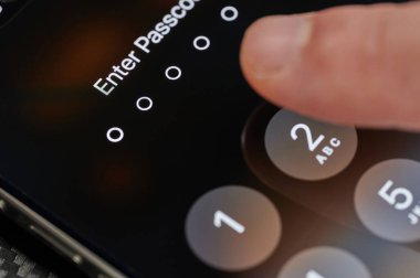 New York, ABD - 24 Ocak 2024: Şifreyi yeni iPhone 15 'e girin Maksimum Ekran Kapatma Görüntüsü