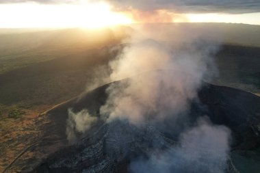 Nikaragua 'da bulunan volkan kraterinden gelen gaz sinekleri insansız hava aracı görüntüsü