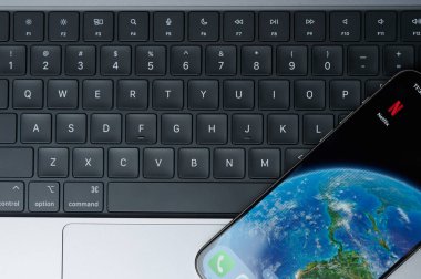 New York, ABD - 20 Şubat 2024: Klavye arka planlı iphone akıllı telefon ekranı için Netflix uygulaması