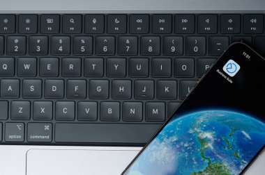 New York, ABD - 20 Şubat 2024: Klavye arka planlı iphone akıllı telefon ekranı için iş süiti uygulaması