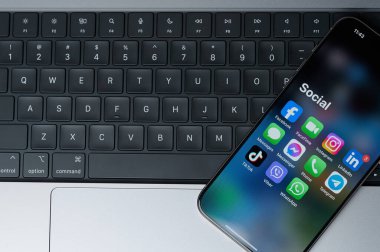 New York, ABD - 20 Şubat 2024: Klavye arka planlı iphone akıllı telefon ekranı için sosyal uygulamalar
